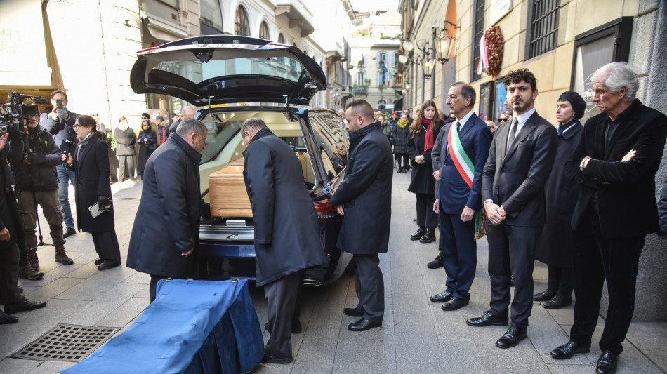 Feretro di Vanoni al Piccolo Teatro, applauso dei milanesi