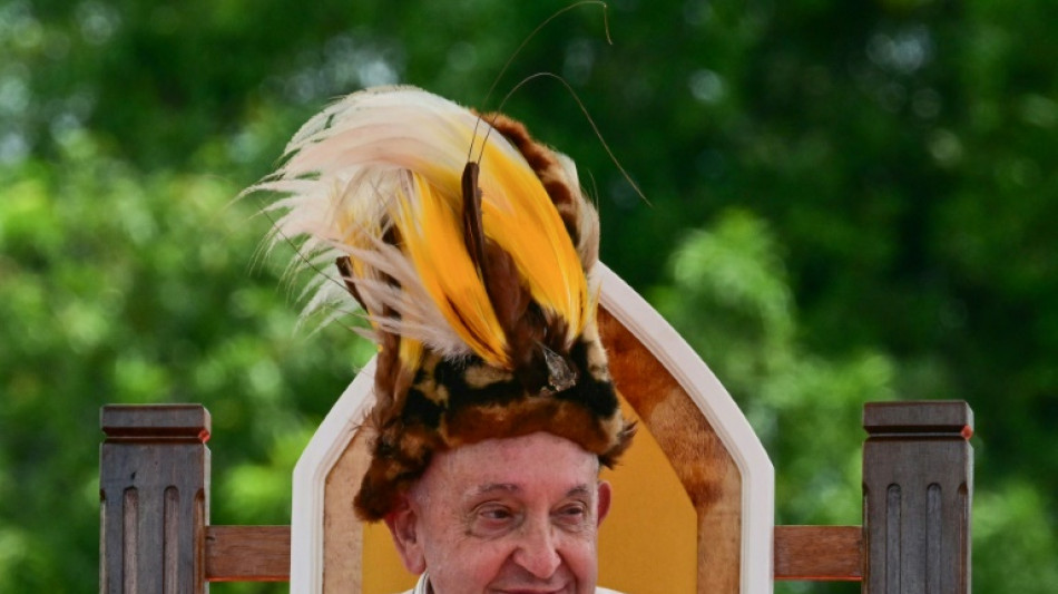 Com um cocar de penas, papa Francisco encontra o '&Eacute;den' em Papua-Nova Guin&eacute;