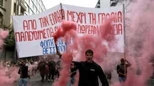 Estudiantes, profesores y funcionarios protestan en Grecia, "como en Francia"