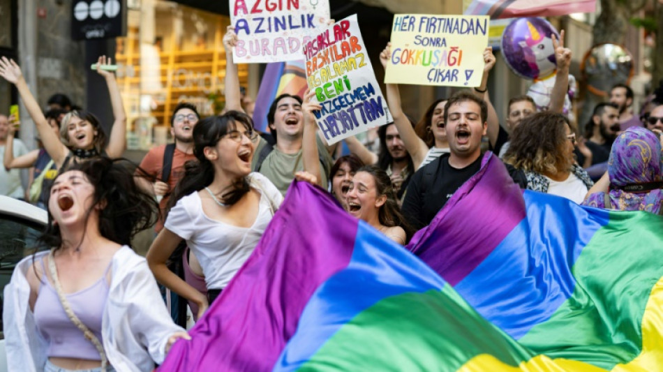 Hunderte gehen trotz Verbots bei Pride-Parade in Istanbul auf die Stra&szlig;e