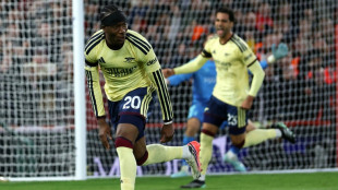 Arsenal snatch late win to keep pressure on Man City as Man Utd held