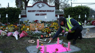 Edif&iacute;cio de escola onde ocorreu massacre &eacute; demolido nos EUA