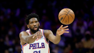Embiid, figura de los Sixers, sale del hospital tras una operaci&oacute;n de ap&eacute;ndice