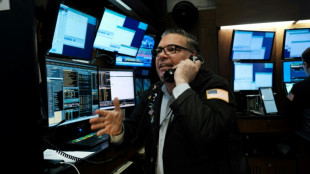 Wall Street termine en baisse, plomb&eacute;e par la technologie