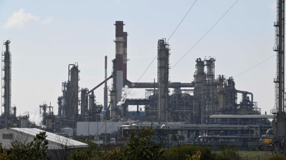 Carburants: la gr&egrave;ve se poursuit dans les raffineries, blocage maintenu &agrave; TotalEnergies