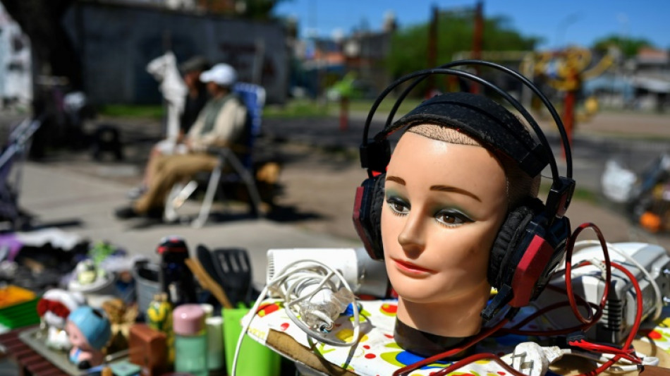 Argentinos vendem seus pertences em jornada para chegar ao fim do m&ecirc;s