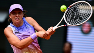 Swiatek leva susto mas vence Rybakina e vai às quartas de final de Roland Garros