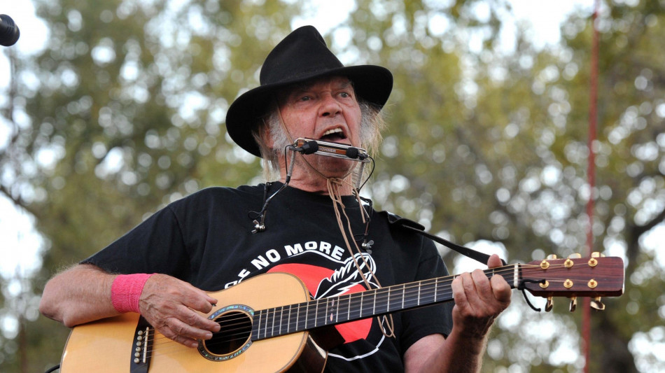 Neil Young cambia idea, andr&agrave; al festival di Glastonbury