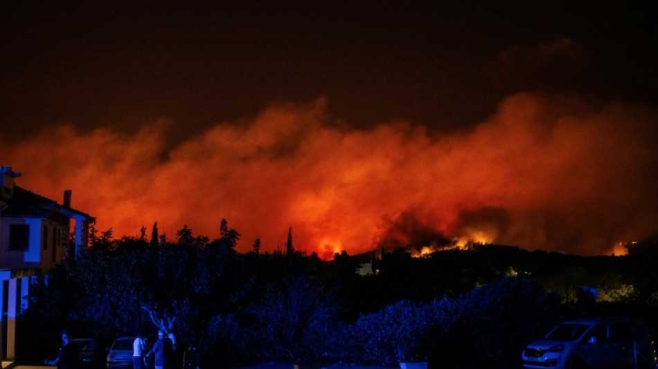 Gr&eacute;cia ordena evacua&ccedil;&atilde;o por inc&ecirc;ndios florestais que se aproximam de Atenas