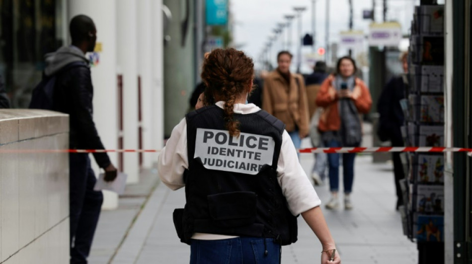 Pol&iacute;cia atira em mulher que fazia 'amea&ccedil;as' em esta&ccedil;&atilde;o em Paris