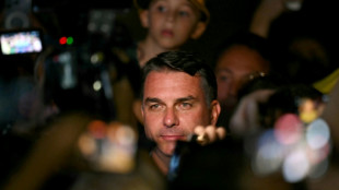 Trump faz aceno a Fl&aacute;vio Bolsonaro, que sai na frente contra Lula