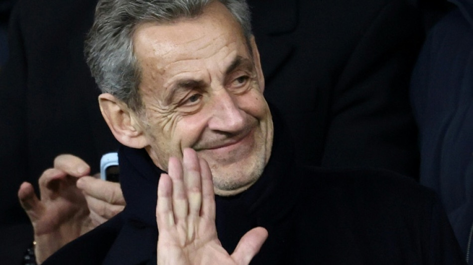 Ex-presidente franc&ecirc;s Sarkozy autografa livro sobre suas tr&ecirc;s semanas na pris&atilde;o