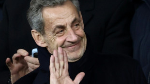 Ex-presidente franc&ecirc;s Sarkozy autografa livro sobre suas tr&ecirc;s semanas na pris&atilde;o