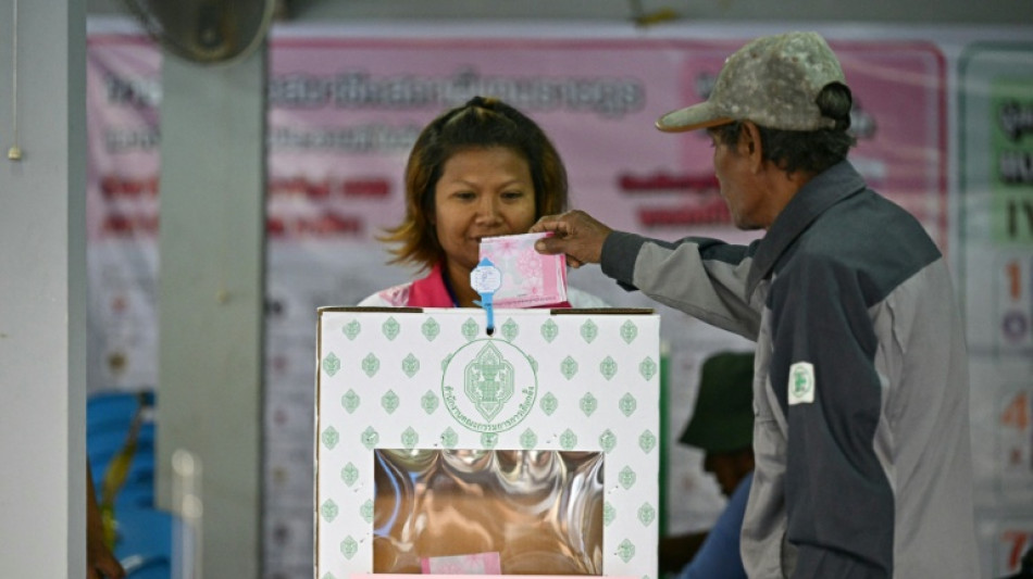 Primer ministro conservador de Tailandia reivindica victoria en las elecciones