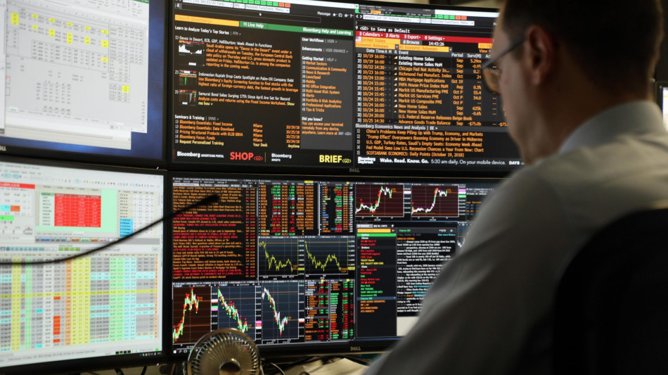 Borsa:effetto Trump anche su Milano, gi&ugrave; auto ed energia