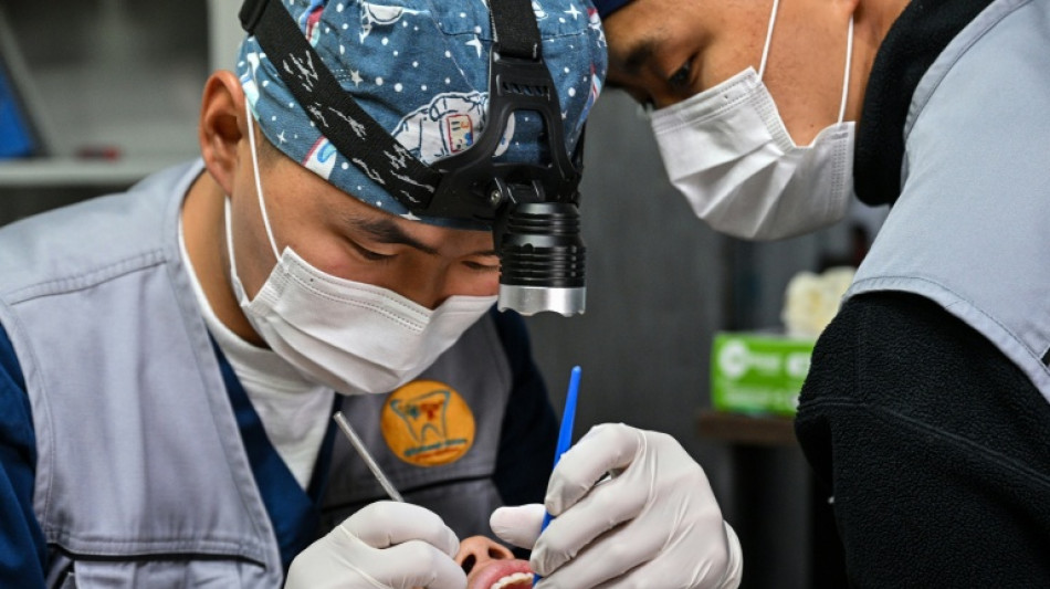 Des dentistes bienveillants font la chasse aux caries des enfants d&eacute;favoris&eacute;s de Mongolie
