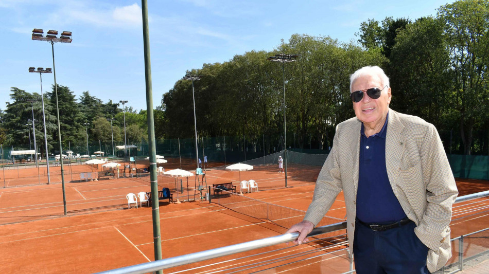 Pietrangeli: aperta la camera ardente sulle note di Aznavour