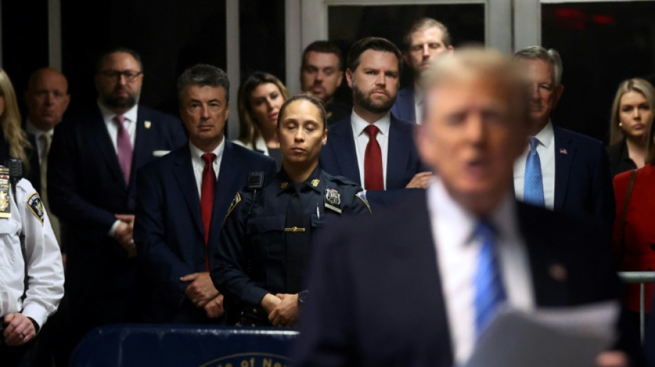 Com Trump obrigado a manter sil&ecirc;ncio, aliados comentam julgamento em tempo real