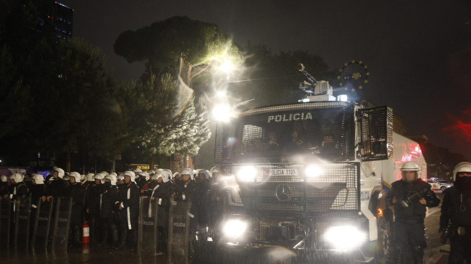 Scontri tra manifestanti e polizia a Tirana, incendio nel centro della citt&agrave;