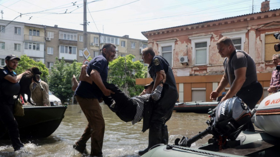 Tausende Menschen fliehen nach Staudammbruch in S&uuml;dukraine vor den Wassermassen