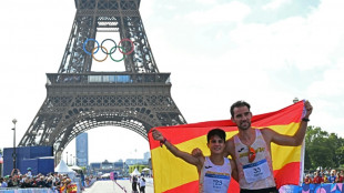 Mar&iacute;a P&eacute;rez y &Aacute;lvaro Mart&iacute;n coronan a la marcha espa&ntilde;ola en la Torre Eiffel