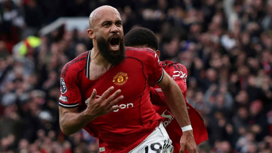 Na estreia de seu novo t&eacute;cnico, United vence City (2-0), que pode ver Arsenal disparar