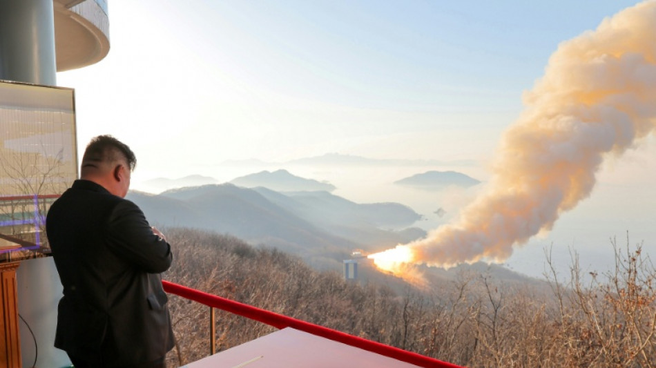 El l&iacute;der norcoreano supervisa una prueba de un motor de cohete de combustible s&oacute;lido