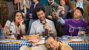 Una rimpatriata di ex liceali nella 'Cena di classe' di Mandelli