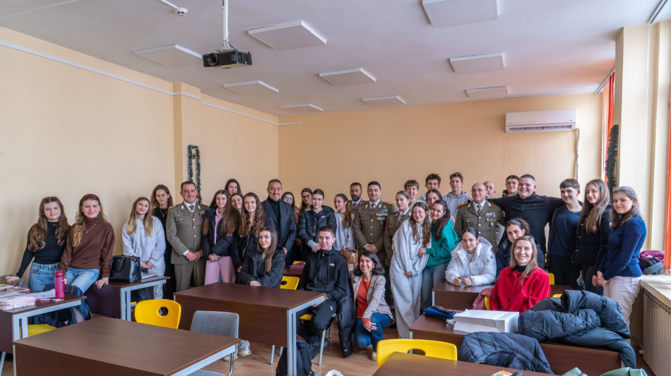 I militari dell'Esercito incontrano gli studenti di italiano di una scuola a Sofia