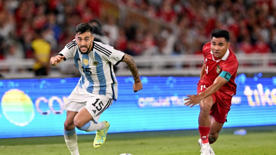 Sem Messi, Argentina vence Indon&eacute;sia por 2 a 0 em amistoso