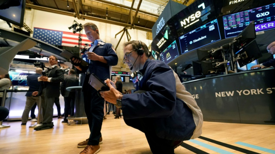Wall Street ouvre en baisse, la nervosit&eacute; plane toujours
