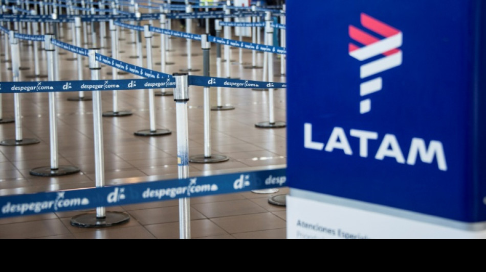 Ingresos de aerol&iacute;nea LATAM caen 51% en 2021 frente a 2019