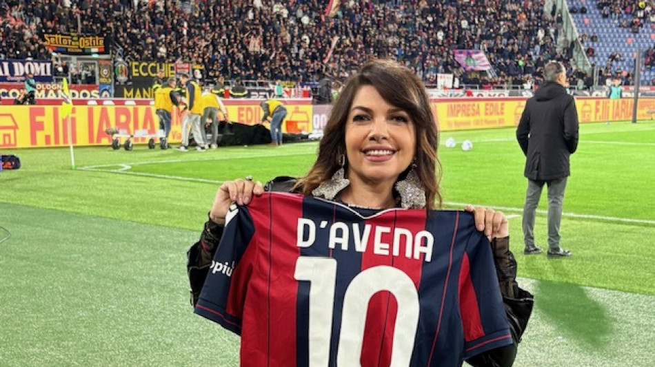 Cristina D'Avena canta in campo allo stadio Dall'Ara di Bologna