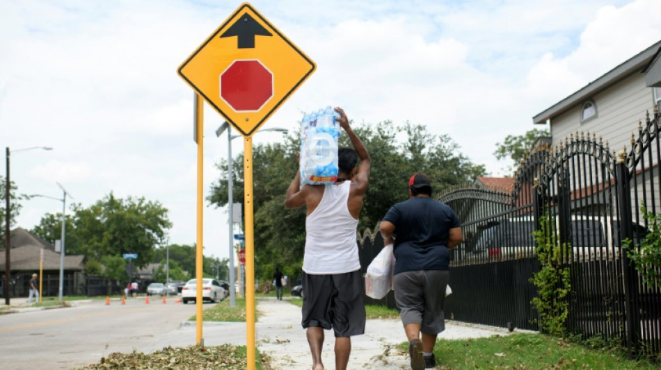Furac&atilde;o Beryl derruba rede el&eacute;trica em Houston, onde o calor 'suga a alma do corpo'