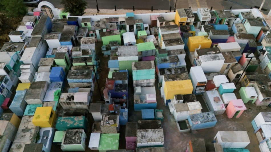 En M&eacute;xico, antes del D&iacute;a de Muertos los difuntos se ba&ntilde;an bajo el sol