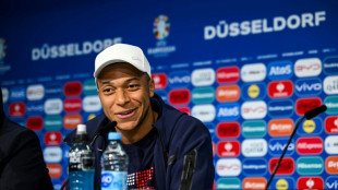 Francia comienza la Eurocopa sin olvidar la crisis pol&iacute;tica; Ucrania goleada por Ruman&iacute;a