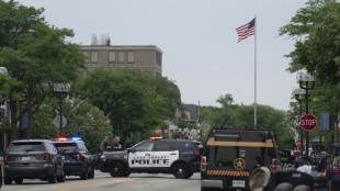 USA: interpellation d'un suspect apr&egrave;s au moins 6 morts lors d'un d&eacute;fil&eacute; du 4-Juillet