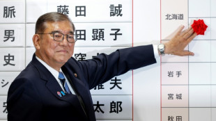 Primer ministro japonés se aferra al cargo pese a debacle electoral