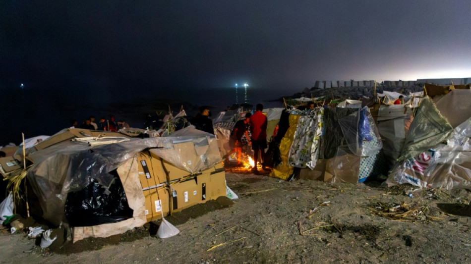 Pol&iacute;cia espanhola transfere cerca de 1.700 migrantes para o porto de Ceuta 