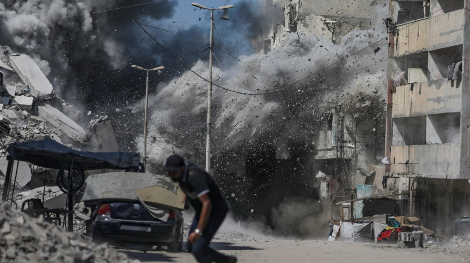 Media, 'almeno 24 uccisi dall'alba a Gaza'