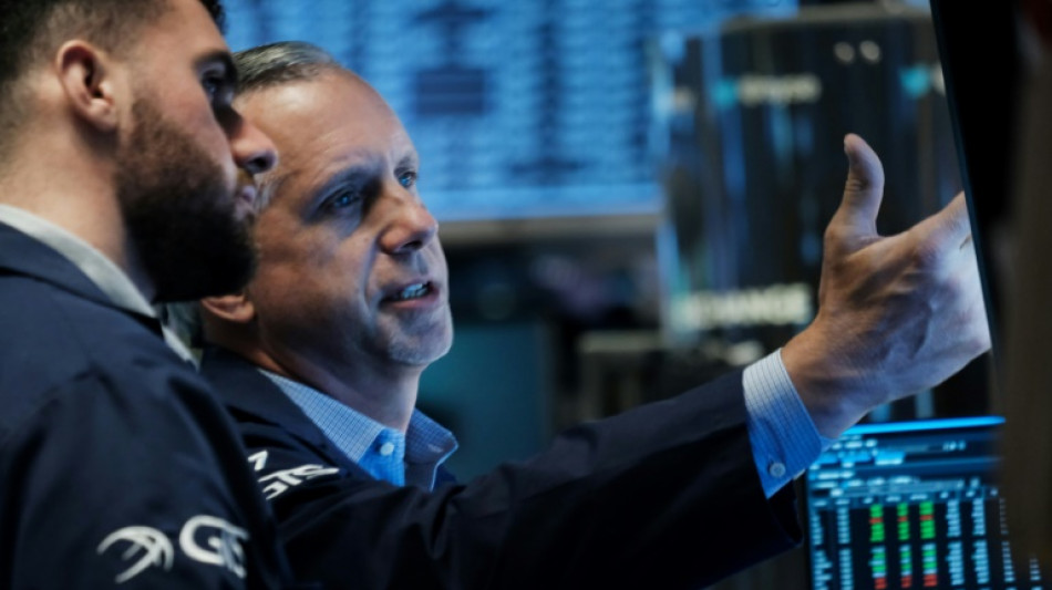 Wall Street ouvre en baisse, r&eacute;sultats et indicateurs d&eacute;cevants s'ajoutent &agrave; l'inflation