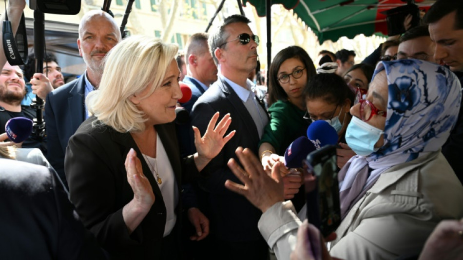 Macron y Le Pen chocan por la prohibici&oacute;n del velo isl&aacute;mico en Francia