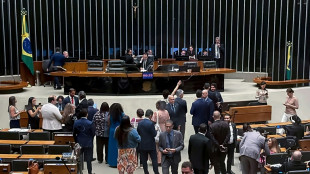 C&acirc;mara aprova PL da dosimetria em sess&atilde;o ca&oacute;tica por tumulto com deputado Glauber Braga