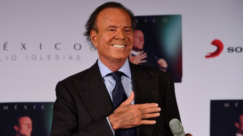Vis&eacute; par des plaintes d'ex-employ&eacute;es, Julio Iglesias d&eacute;nonce des "accusations absolument fausses" 