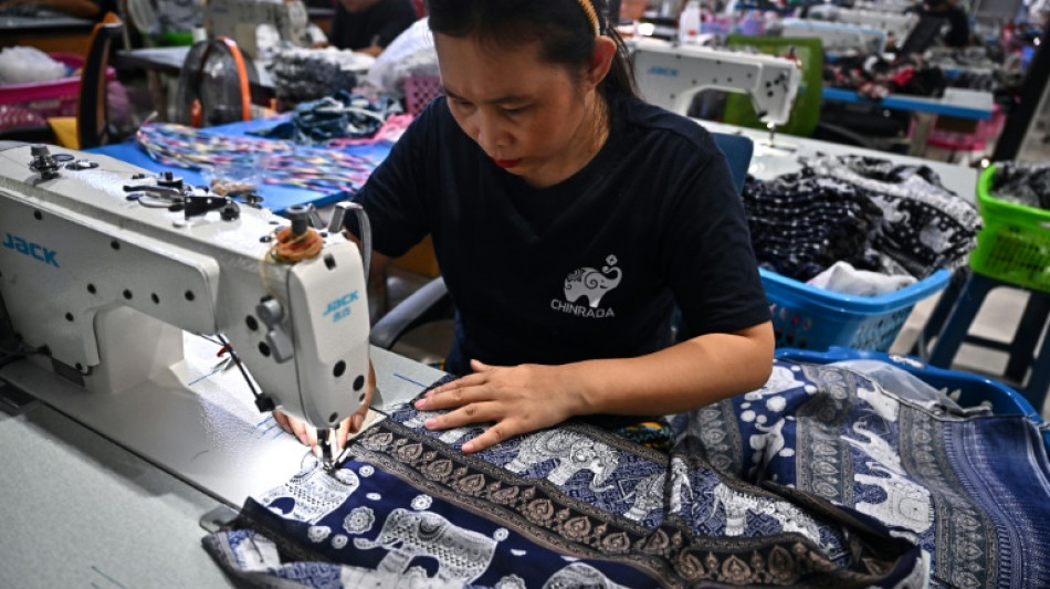 Quand les jeunes Tha&iuml;landais s'approprient le pantalon "souvenir" cher aux touristes