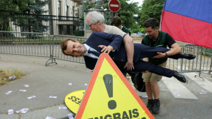 Estátua de cera de Macron é roubada em protesto ante embaixada russa em Paris