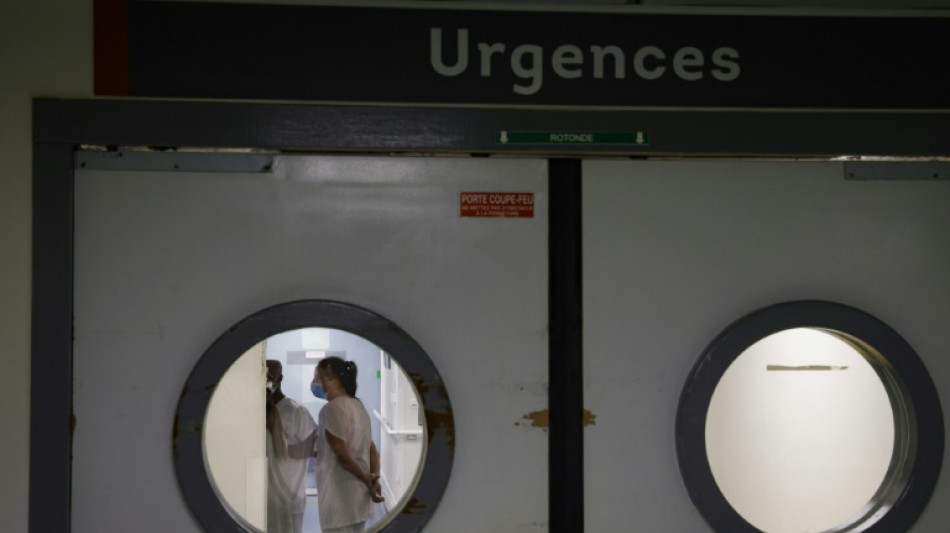 H&ocirc;pitaux d&eacute;bord&eacute;s: les soignants appel&eacute;s &agrave; "l'union sacr&eacute;e" avant les f&ecirc;tes