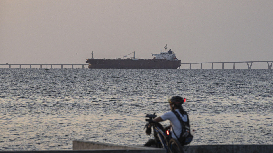 Rally del petrolio, Brent supera 70 dollari ai massimi da settembre