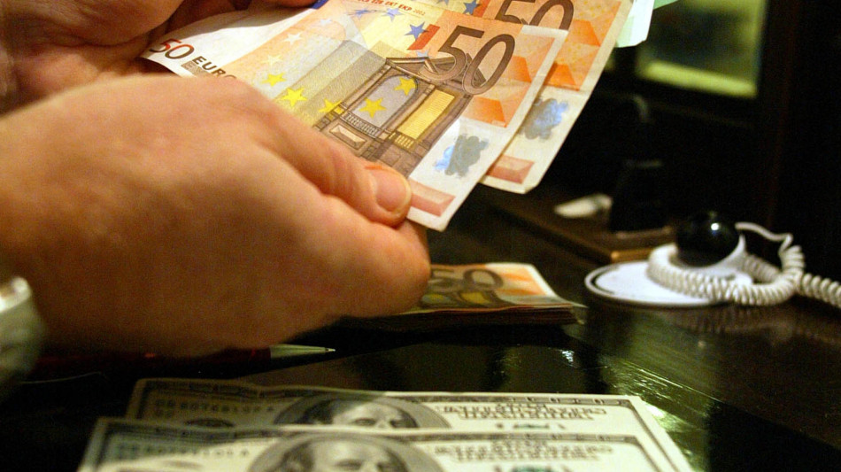 Euro stabile sul dollaro a 1,1534