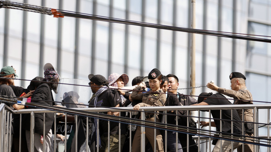 Bangkok, proteste e tafferugli fuori dalle riunioni del Fmi
